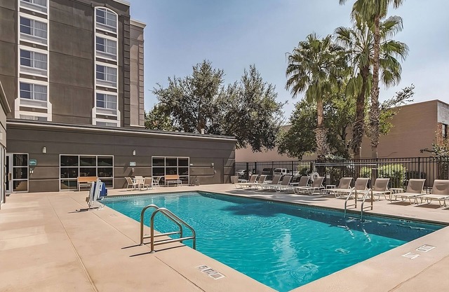 3 Units Near Hertzberg Circus Museum, Pool, FREE Parking & Breakfast!