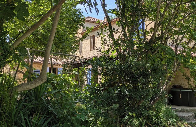 3 villas/pool Ideal for families or groups in correns 1village bio]