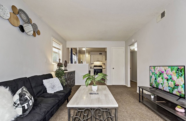 30 days minimum Chic 2b1b near Downtown/Stadiums in independence MO