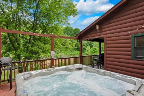 30 Mins to Boone, Fire Pit, Hot Tub, 3 porches, Dogs OK