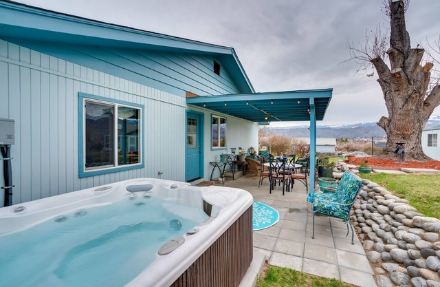 30 Mins to Leavenworth: Home w/Hot Tub & Yard!