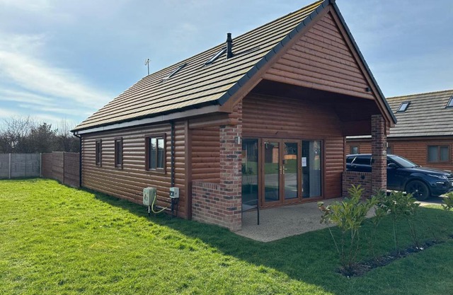 32 Cherry-Lodge-Tranquil-Hot Tub-Fishing Lake-7m to beach