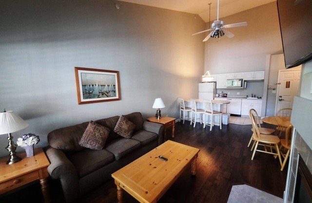 320 - One Bedroom Condo Suite w/2 Queens