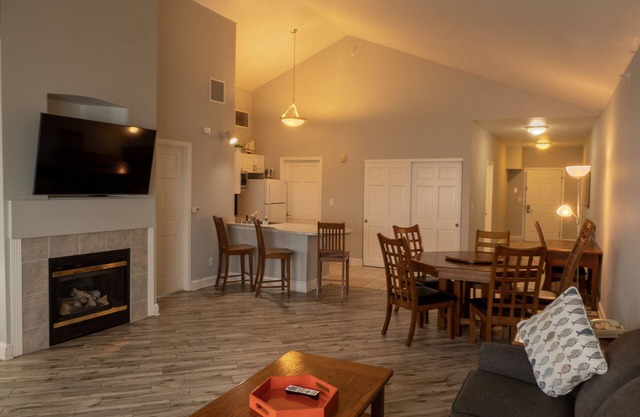 323 - Premium Lake View w/Spacious Living Area