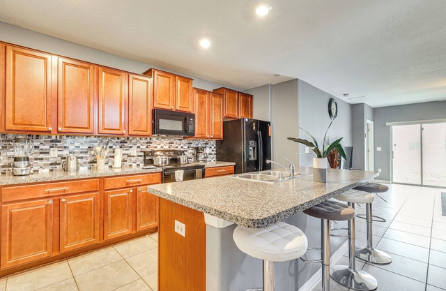 33 Mi to Busch Gardens: Ruskin Home w/Pool Access