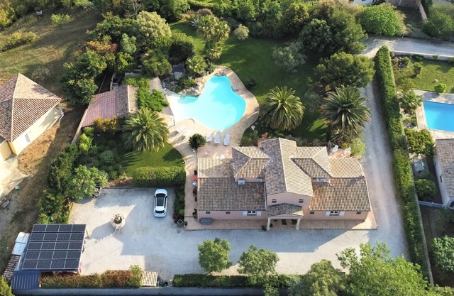 3300 m2 property, dominant view, 130 m2 lagoon pool and 4/6pers Jacuzzi