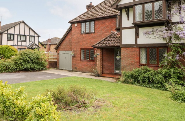 34 LODERS CLOSE, pet friendly, character holiday cottage in Poole