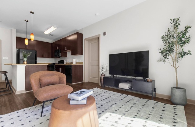 347 Homey 2BR Apt w/Free Parking + POOL + GYM Access!