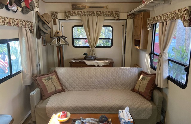 39 foot fifth wheel with on-site free dockage and launching. October Specials!