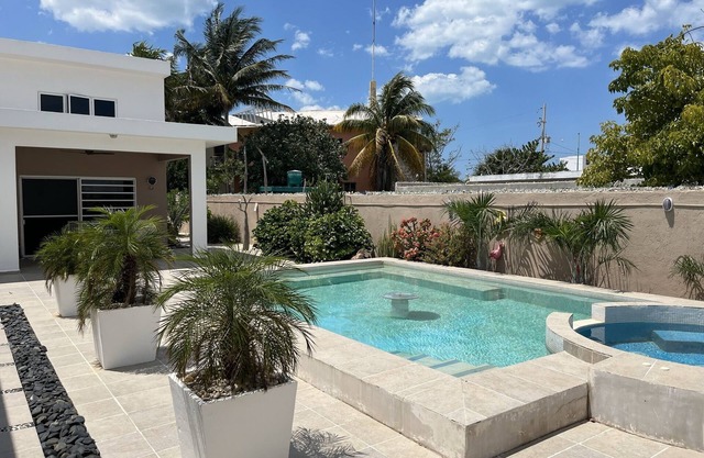 3BD/2B-w/2 Kingsize bedrooms-House-Near Beach-Pool-Hottub-Lrg Patio-pet friendly
