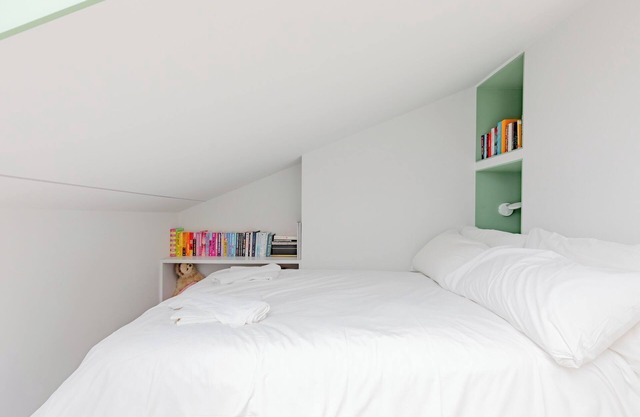 3BD Cottage Inspired Home by Hampstead Heath