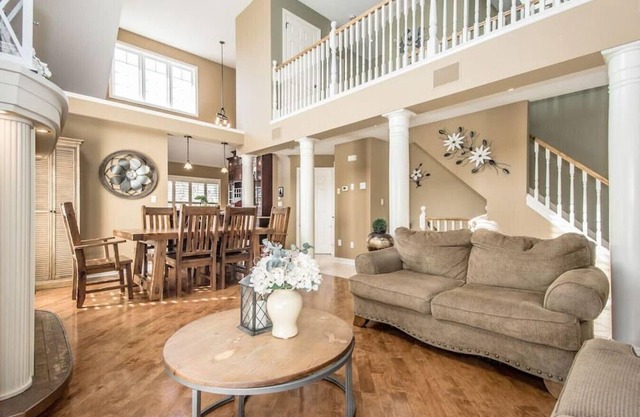 3bd McArthur · Executive 2500 sqft Bungaloft w/ Fp