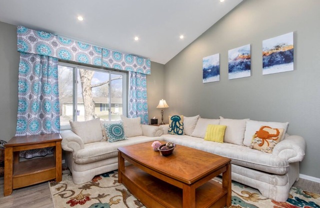 3BD2BA Littleton Bi-Level Home Near Everything!