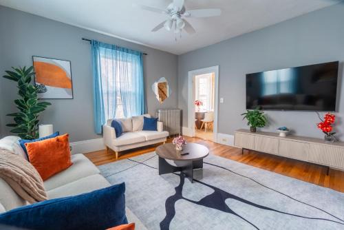 3BDR 2BA Downtown Salem with Parking