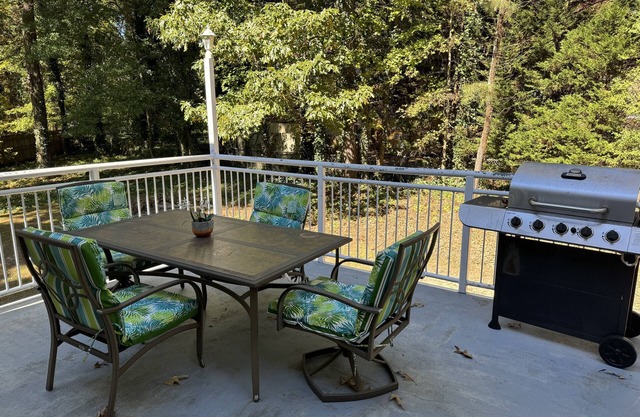 3Bdrm /2.5 bath 2 story quiet neat home. located in Fayetteville close Trilith