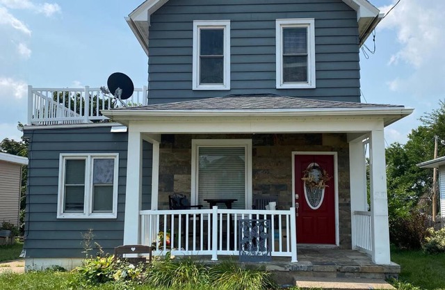 3bed 2bath nestled in cozy Grandview neighborhood