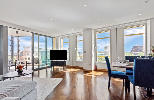 3Bed & 3Bath Apt with 2x Balconies