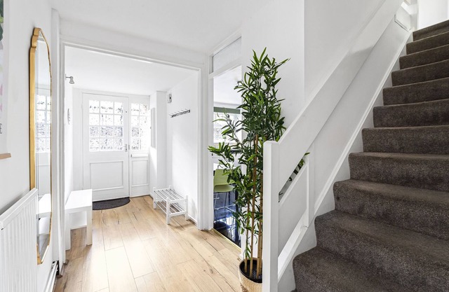 3bed Bright Cosy House Haggerston, parking & garden