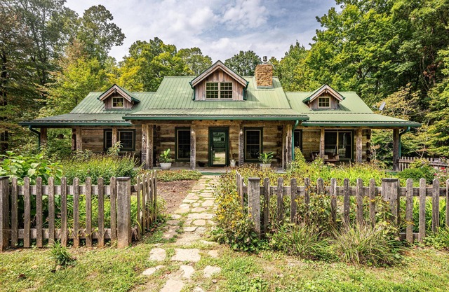 3BR, 2 BA Log Cabin