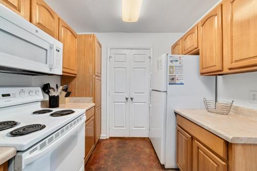 3br/2ba Full Condo w/Pool & Gym, Sleeps 7