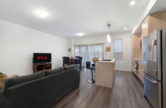 3BR 2bth home@Barrie10min toCentennial beachnnEntire townhouse in Barrie,Ontario