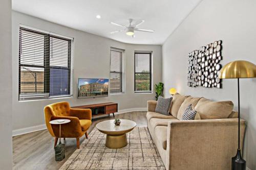3BR Apt in Logan Square Walkable to Highlights - Central Park S6