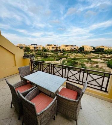3BR Beachside Chalet Steps from Einbay Beach