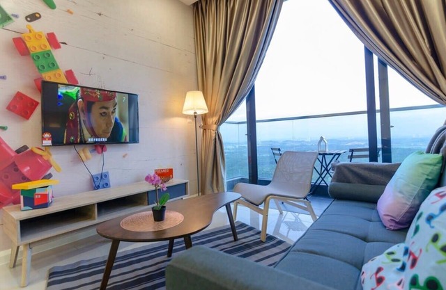 3BR D'Pristine Suite Near LEGOLAND, Stunning Views
