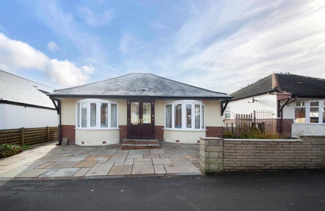 3BR Detached Bungalow w/Parkingn