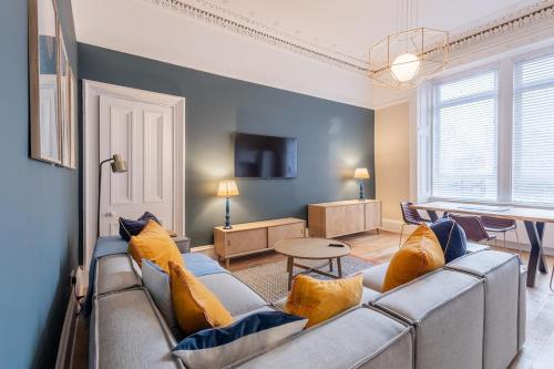 3BR Gem West End Walk to Glasgow Uni Parking