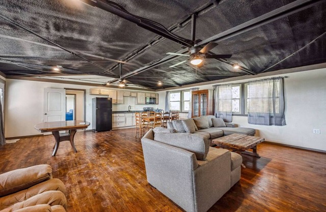 3BR Hilltop Cabin Quiet Near Stephenville