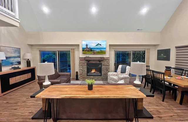 3BR Luxury Cabin, pools, fishing, clean family fun