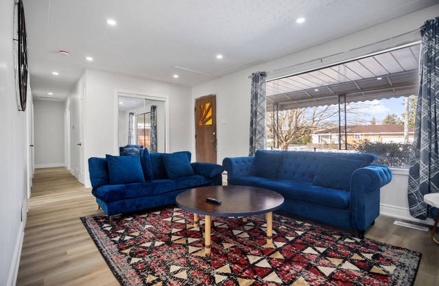 3BR main floor, 5 minutes to Victoria Hospital