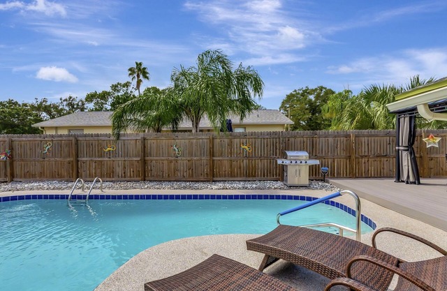 3BR Oasis | Sleeps 11 | Heated Pool | Ping Pong!