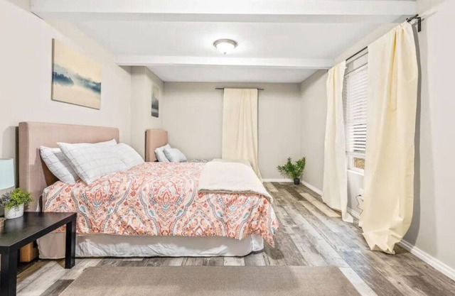 3BR Sleeps 9 Near Washington Sq Mall