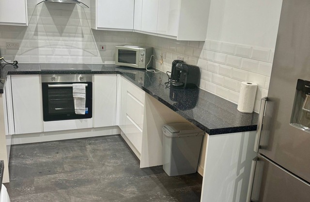 3BR-Sleeps6-Parking-ClosetoCity
