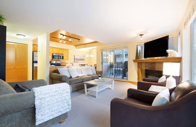 3BR Village Townhouse w/Pvt Hot Tub & Parking