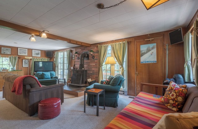 3rd night free stay before 10/19! fall hiking, electric car charger!