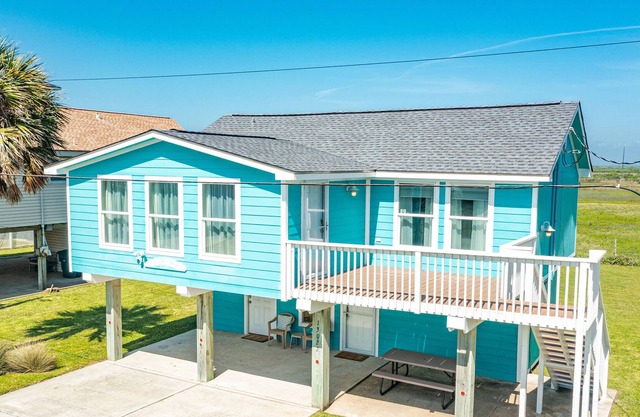 3rd Row Gulf Views w/ Ground Level Suite & Beach Gear