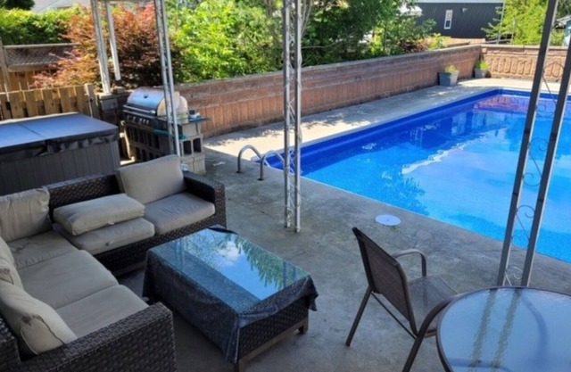 4+BDR Riverfront Retreat with Private Pool and Yard