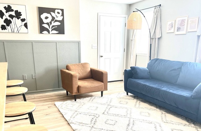4 bdrm/ 2 bath Walking distance to restaurants on the square! Pet Friendly