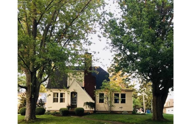 4 BDRM Lake House - Private Beach - Cedar Point! Sleeps 12