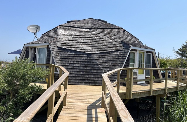4 bdrm on large private beach. AC. Bayfront. Great view and gorgeous new deck!