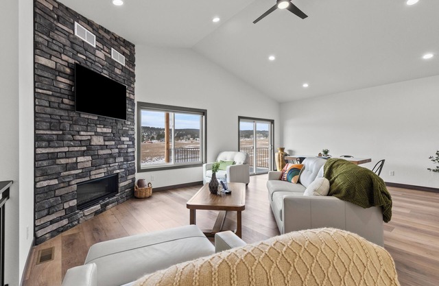 4 bed, 3 Bath, Hot tub, Convenient location, Wi-fi