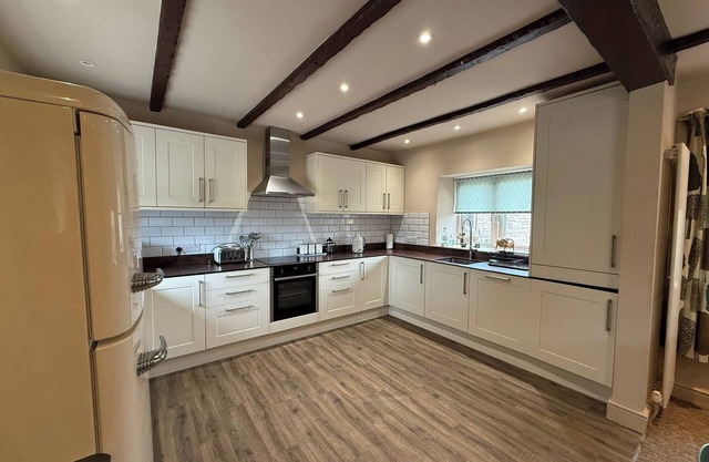 4 Bed - Historic Inn & Cider Pub - Free Parking