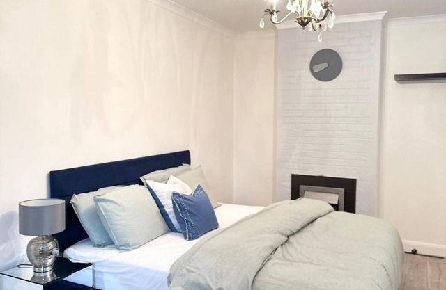 4 Bed House-Garden-Parking-15 min Elizabeth Line