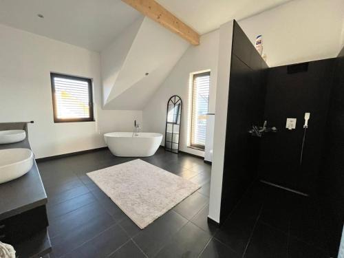 4-Bed House Sleeps 8 with Garden