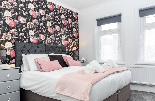 4 Bed Private House Sleeps 9 near Harry Potter