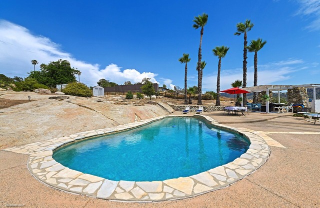 4 Bed. Spacious home w/POOL & views on 2.5 acres. King-size beds.