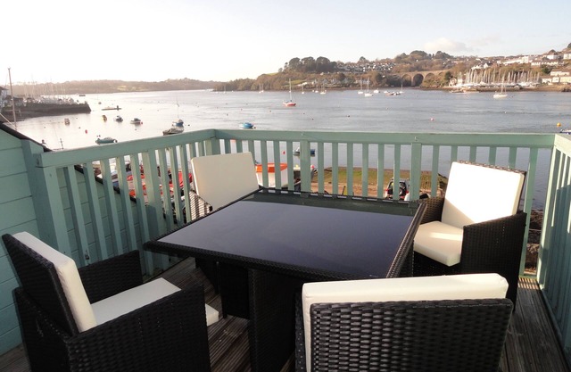 4 bed spacious modern townhouse with spectacular views over the River Tamar.
